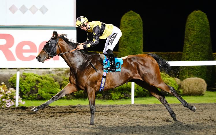 Hermosura winning at Kempton Park