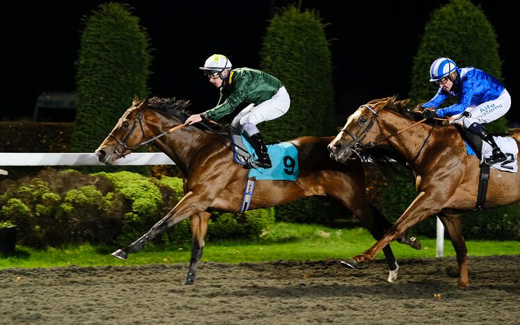 Kinross wins the EBF Hyde Stakes at Kempton Park Racecourse