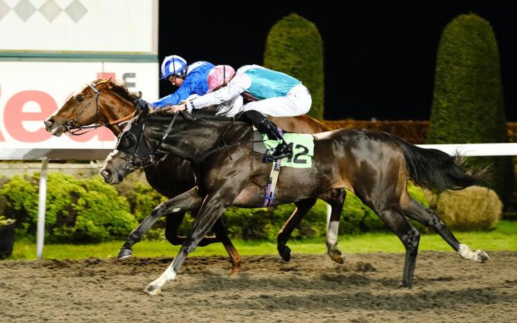 Set Piece (near side) winning the 2019 Hyde Stakes at Kempton Park